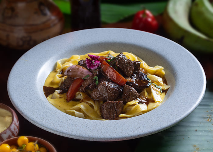 Fetuccini en Salsa de Cocona con Lomo Saltado